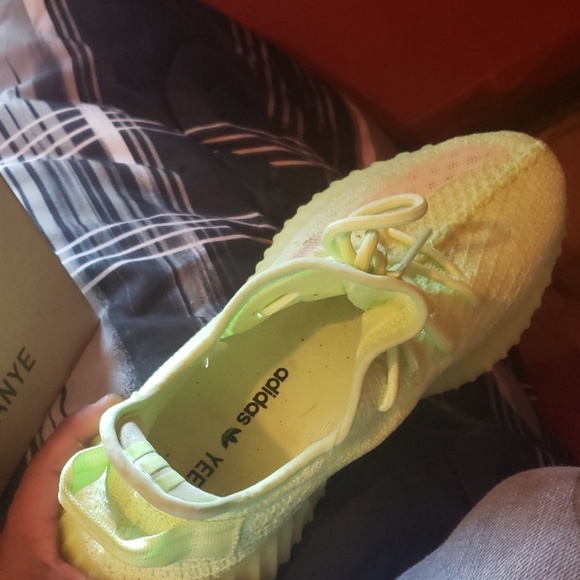 Yeezy 350 glow dark version - Picture 2 of 2